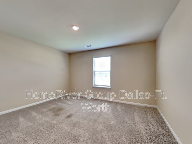 Building Photo - 2013 Dahlia Way