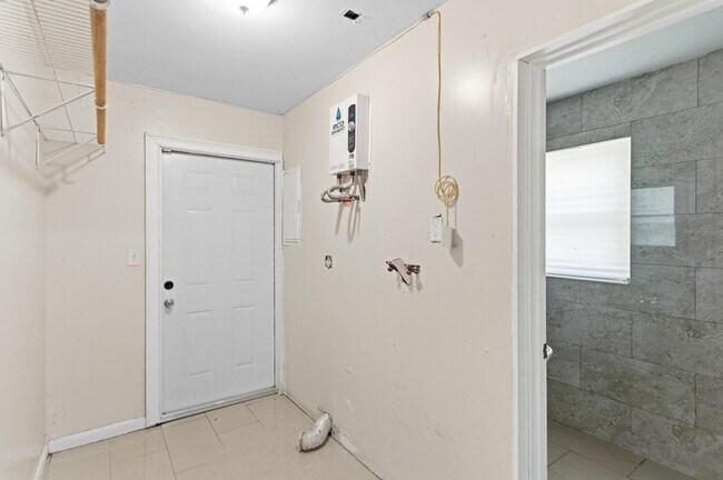 Building Photo - 2748 SW 46th Ct