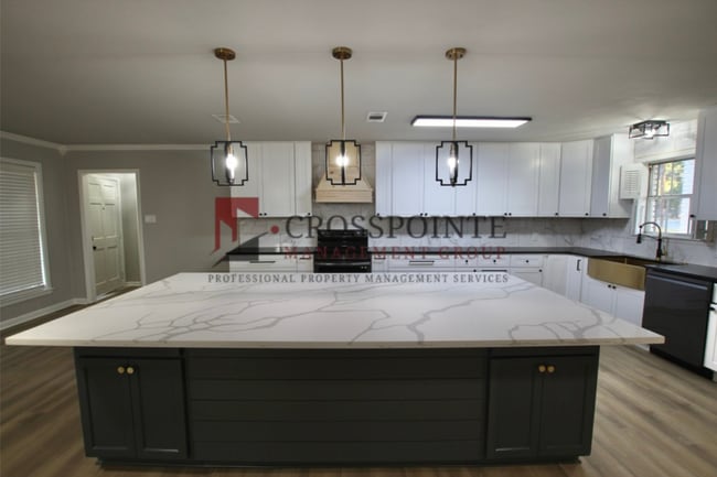 Building Photo - Recently remodeled South Tyler Home with Mother in Law Suite