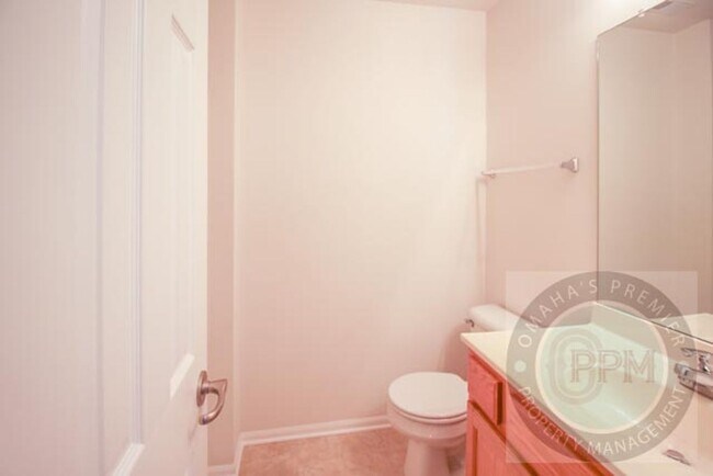 Building Photo - Beautiful and Spacious 4 Bedroom 2.5 Bathr...