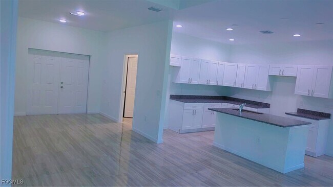 Building Photo - 927 Bolivia Dr