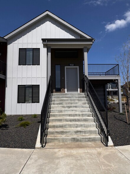 Primary Photo - 932 E RR Ave