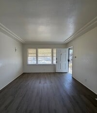 Building Photo - 807 W 82nd St
