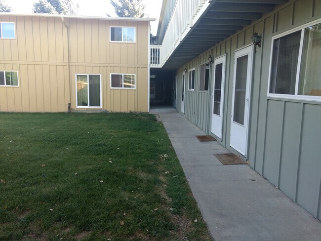 Building Photo - Updated 2 Bed 1 Bath Townhouse close to downtown Louisville