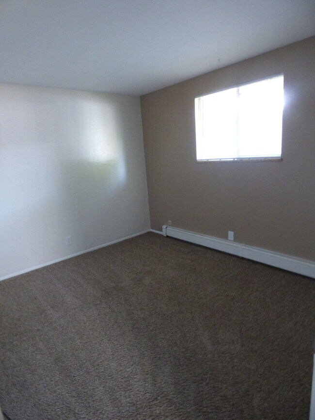 Building Photo - Bright and Clean 2 Bedroom Apartment