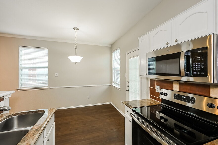 Building Photo - 916 Buffalo Springs Dr