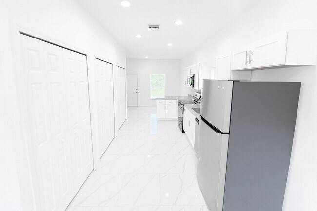 Building Photo - MOVE IN READY-3/2/1-PUNTA GORDA, FL