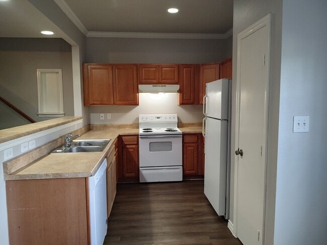Building Photo - Townhouse with Attached Garage and Backyard