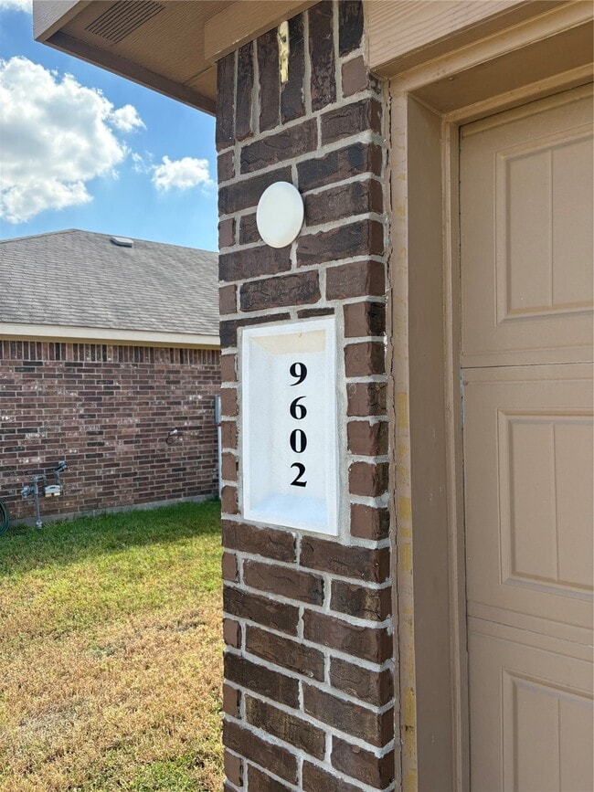 Building Photo - 9602 Paloma Creek Dr