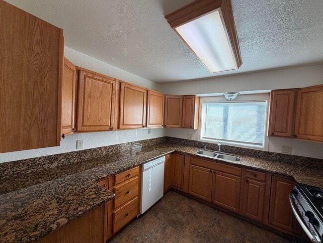 Building Photo - Now available 3 Bedroom | 2 bath home in t...