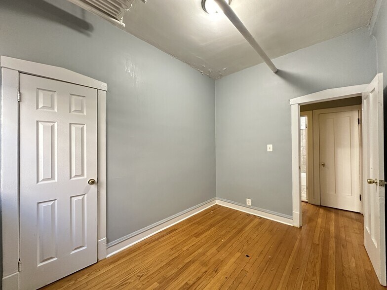 Building Photo - 1321.5 W Estes Ave