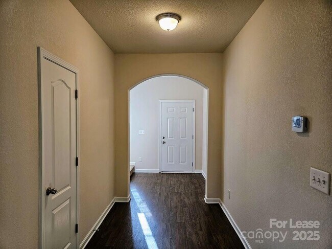 Building Photo - 8119 Paw Club Dr