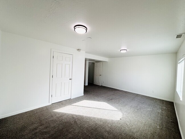 Building Photo - 1094 1825 W