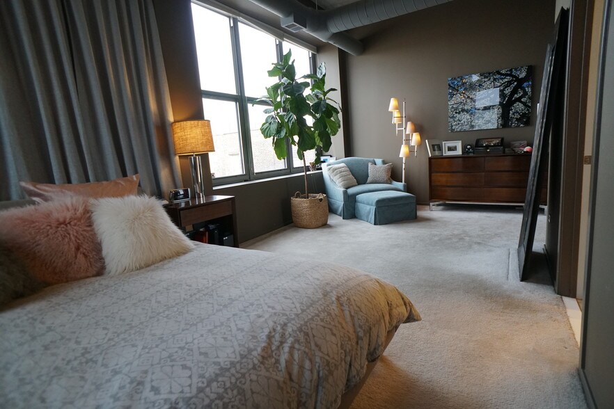 Master Bedroom - 933 W Van Buren St