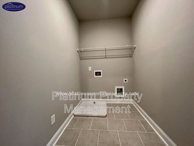 Building Photo - 2360 Manor Pointe Dr