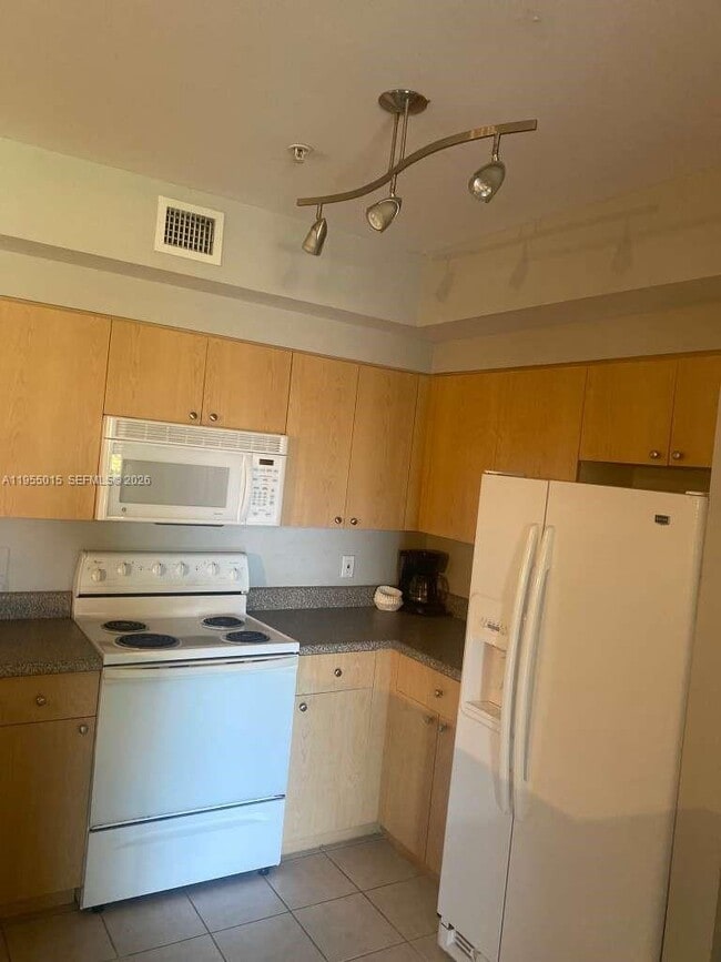 Building Photo - 7930 N Nob Hill Rd