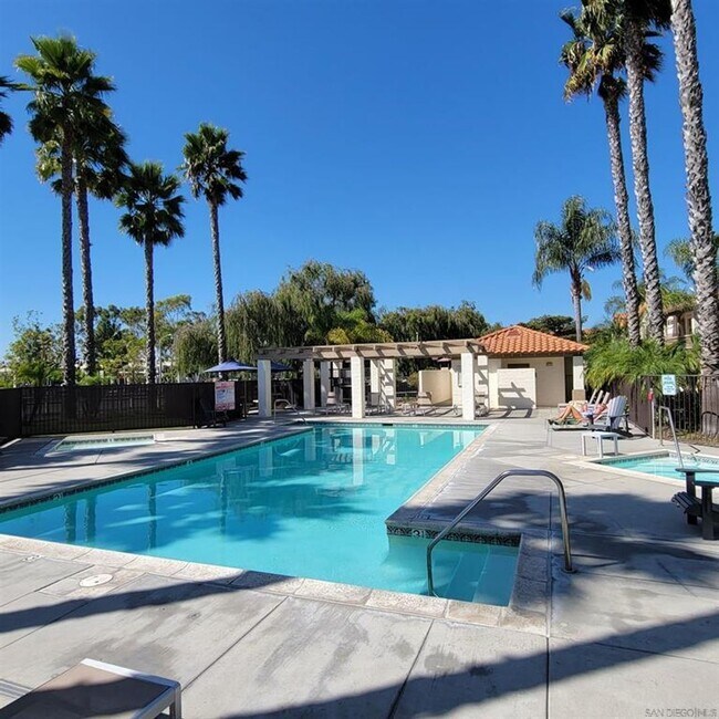 Building Photo - Available end of January 2026 - Private end unit townhome!