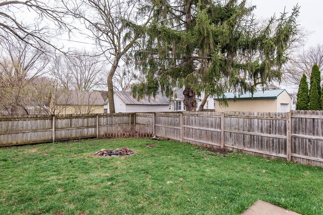 Building Photo - 1012 4th St SE