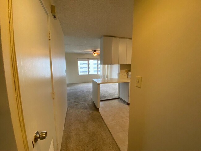 Building Photo - **KEALANI 2BD/2BA/1PK WAIKIKI CONDO FOR RENT**
