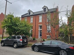 Building Photo - Wonderfully Remodeled Tri Level 3BR/2BTH Soulard Townhouse