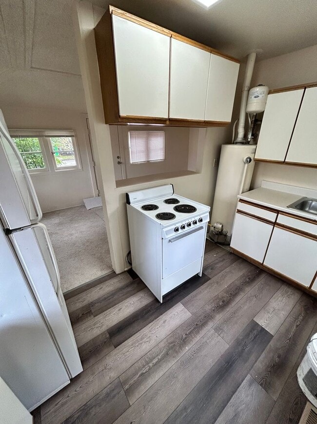 Building Photo - Three Bedroom, One Bathroom House with Fenced Yard