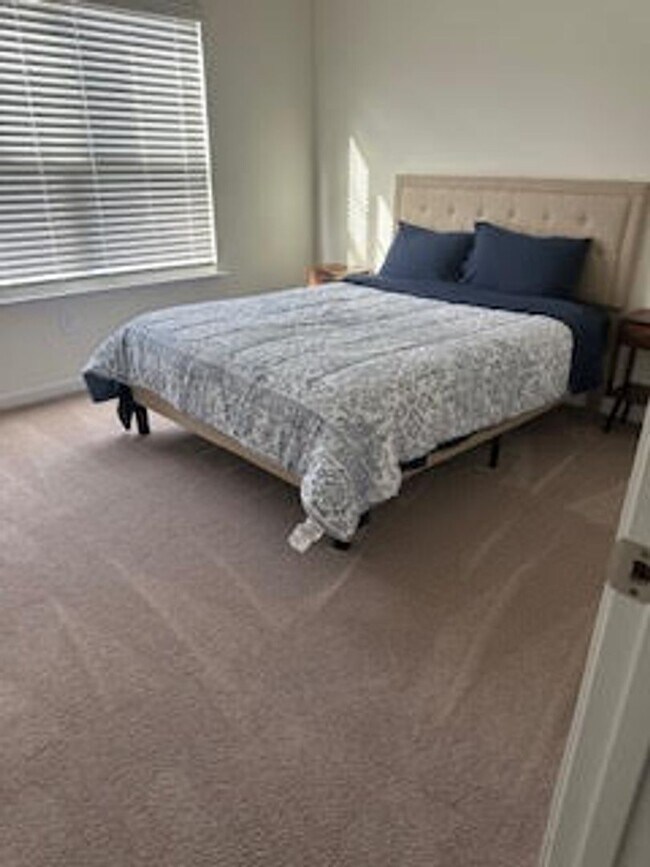 Building Photo - Knoxville 37932 - FULLY FURNISHED $3,300.0...
