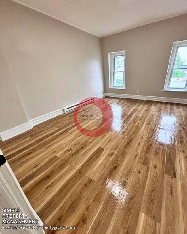 Building Photo - Massive 5 bedroom 1 bath house with fence ...
