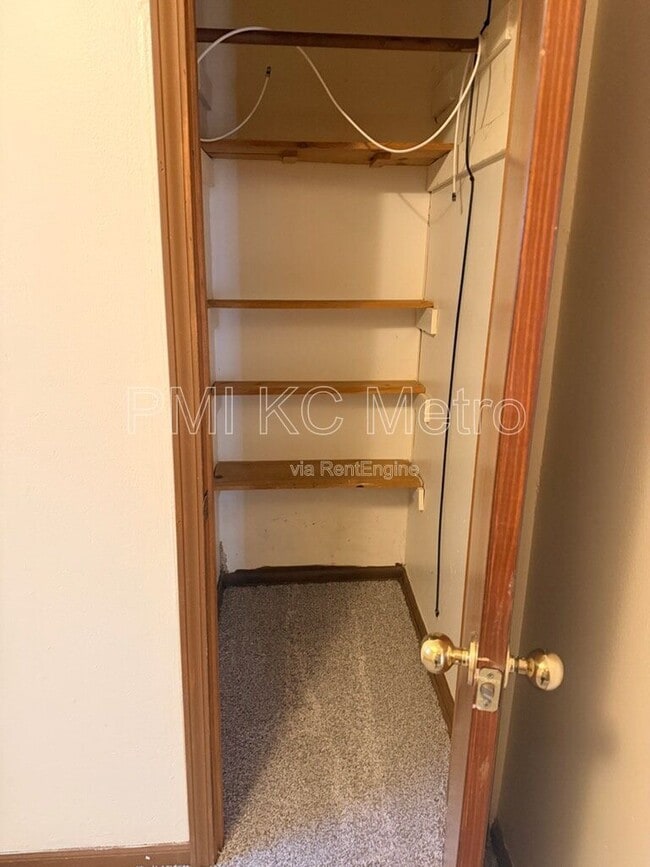 Building Photo - 102 E Sunrise Dr