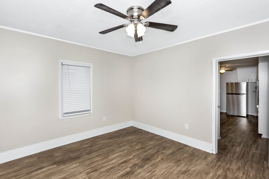 Building Photo - 512 Oshaughnessy Ave NE