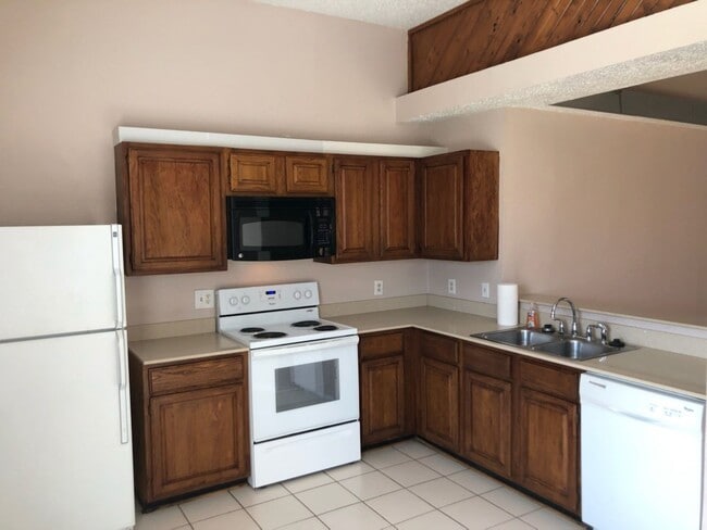 Building Photo - 3 bedroom, 2 bath 2 car garage home for re...