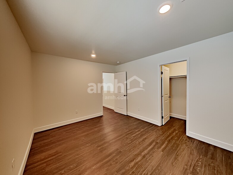 Building Photo - 1522 Garden Swing Ave