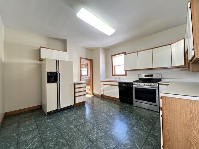 Building Photo - 1950 Bennett St