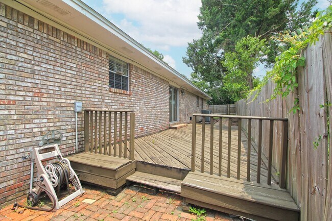 Building Photo - Beautiful 3BR Home in North Hill – Special...