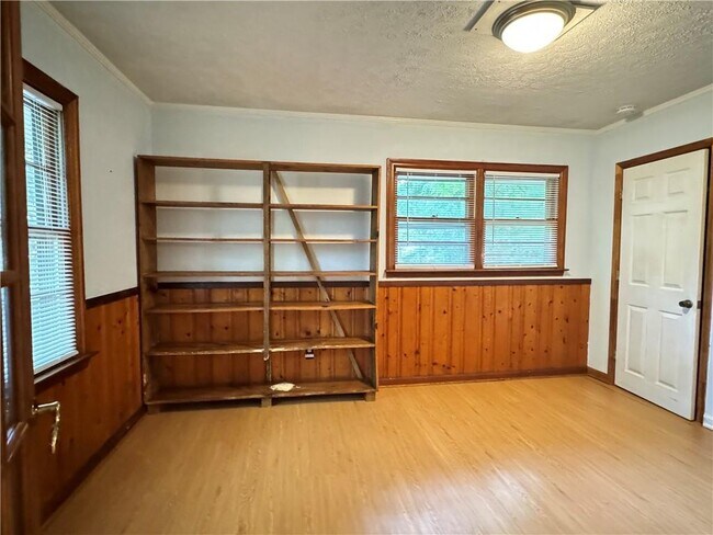 Building Photo - 222 Pineview Dr