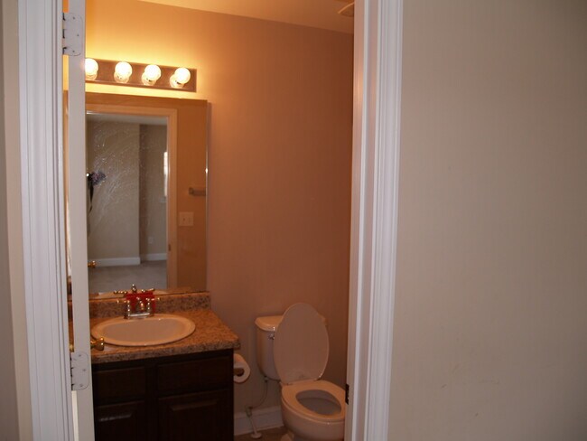Building Photo - 142 Silverspring Pl