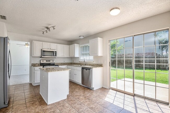 Building Photo - 8201 Cloverglen Ln
