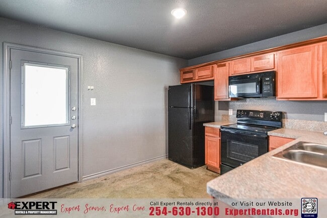 Building Photo - Discover the perfect blend of comfort and convenience!!