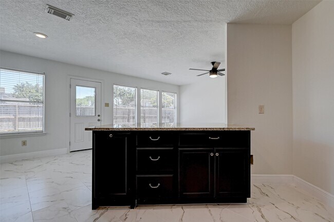 Building Photo - 16015 Surrey Woods Dr