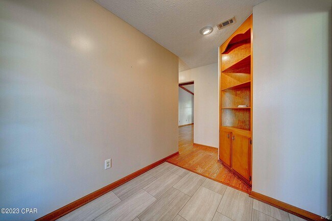 Building Photo - 2422 Thames Dr