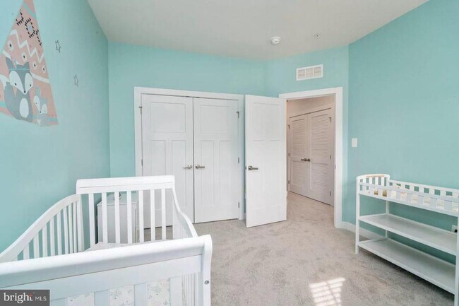 Building Photo - 5950 Etterbeek St