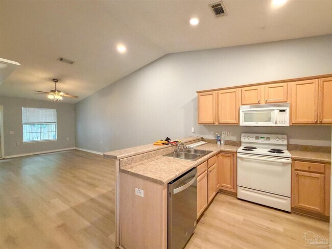 Building Photo - 8005 Stonebrook Dr