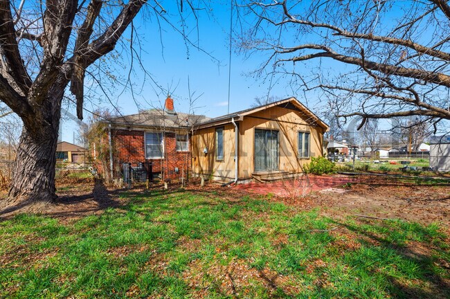 Building Photo - 2242 S Ridgewood Dr