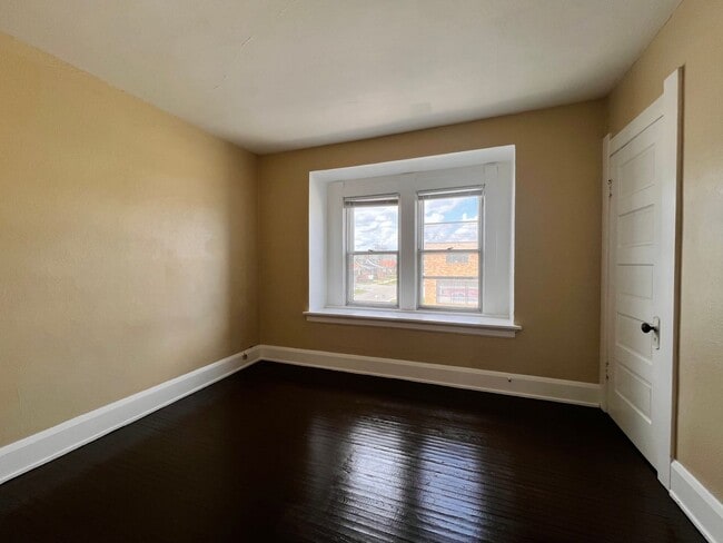 Building Photo - 3 Bedroom House