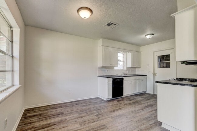 Building Photo - Cozy & Stylish Living Near ESA Park with F...
