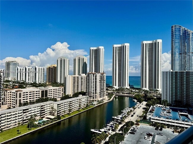 Building Photo - 300 Bayview Dr
