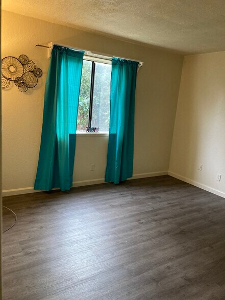 Building Photo - 106 E 6th St