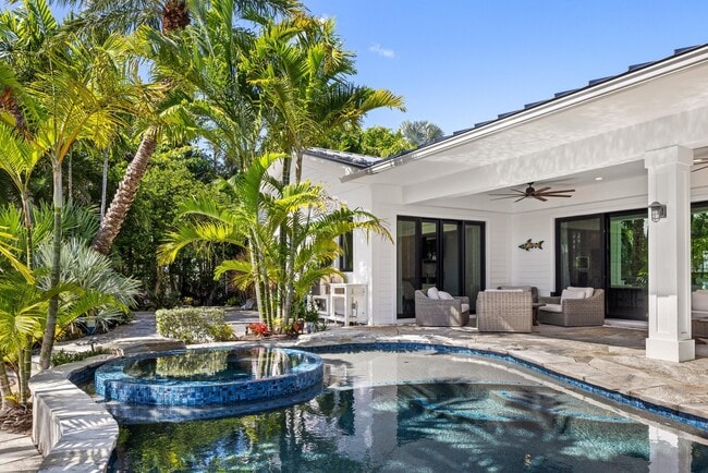 Building Photo - 940 Greenbriar Dr