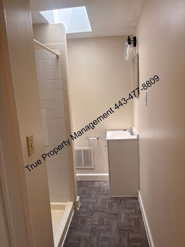 Building Photo - Spacious 3BR Home with Central A/C, 1.5 Baths & Unfinished Basement – Available Now!