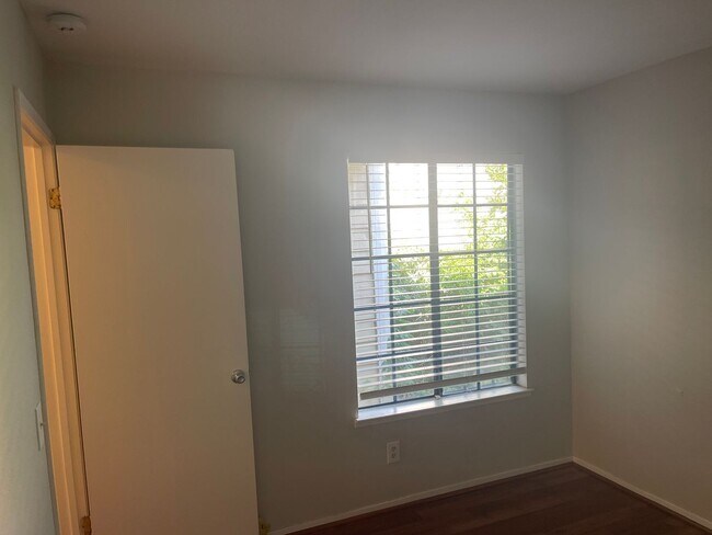Building Photo - 2br/2ba condo with attached garage