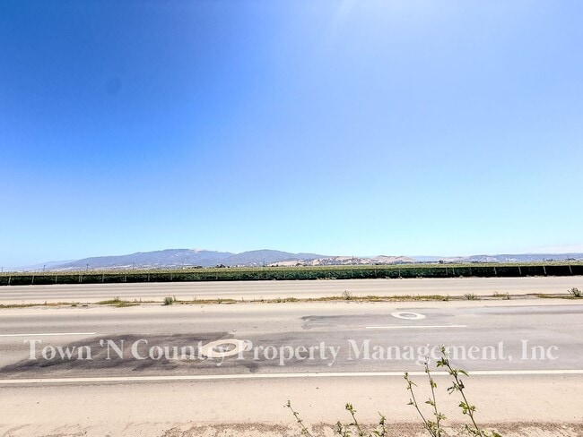 Building Photo - 732 La Mesa Dr